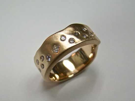Brushed Yellow Gold with Diamonds Image